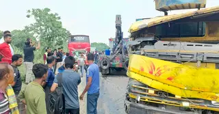 ঢাকা-আরিচা মহাসড়কে বাস-ট্রাক সংঘর্ষ, আহত ৪